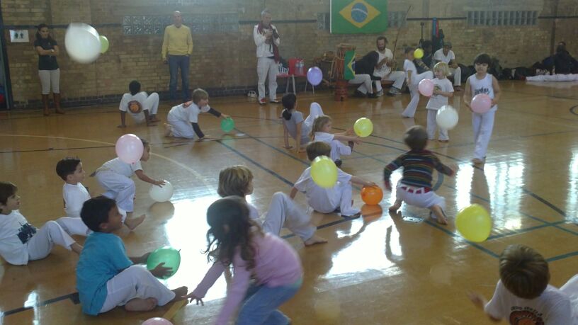 Children play capoeira too